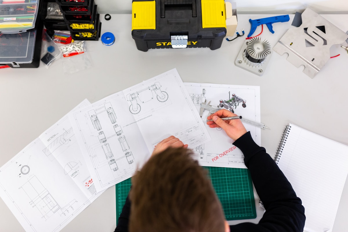 Profissional técnico realizando manutenção em instalação predial